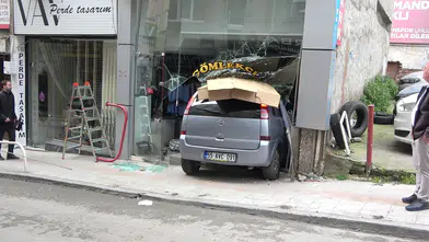 Otomobil Önce Dubaya Çarptı, Dükkan Girdi