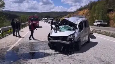 Sivas Sınırında Korkutan Kaza: Bariyerlere Çarpan Araçta 6 Kişi Yaralandı