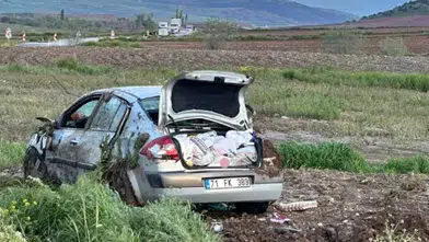 Kaygan yolda kontrolden çıkan otomobil takla attı
