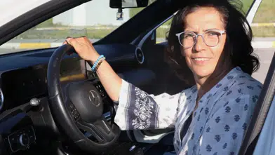 Sivas’ta 56 yaşındaki kadın, annesinin mezarını ziyaret edebilmek için ehliyet aldı, sevincini Kafkas dansıyla kutladı