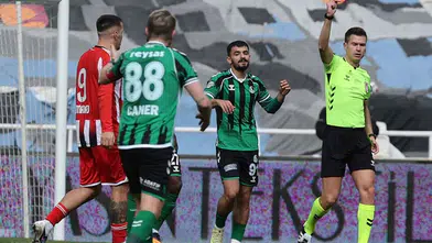 O Kırmızı Kart Son Nokta Oldu! 37 Yaşındaki Yıldız İsim Her Şeyi Bitirdi!