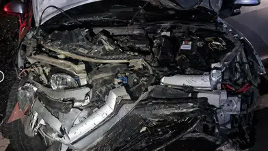Bankette duran otomobile çarpan araç hurdaya döndü
