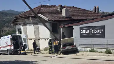 Kontrolden Çıkan Otomobil Depo Duvarına Çarptı