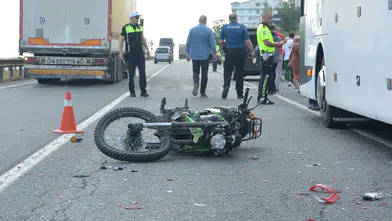 Arızalı otobüse çarpan motosikletli hayatını kaybetti