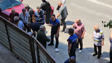 Zabıta Kaldırmak İstedi, Öfkeden Delirdi! Kafasını Demir Kapıya Vurdu!