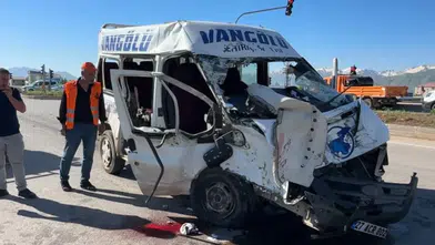 Minibüs ile kamyon çarpıştı: 2 kişi hayatını kaybetti