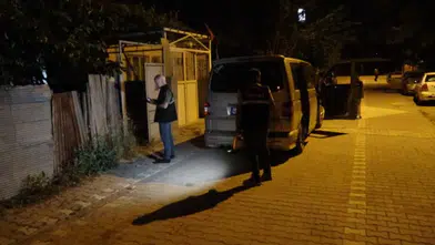 İki oğluyla gittiği ev baskınında bıçaklandı