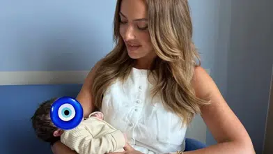Sivaslı ünlü şarkıcı Hadise ikinci yeğenini kucağına aldı