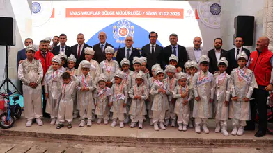 Sivas’ta 530 Yıllık Vakıf Geleneği Yaşatıldı: 30 Çocuğa Sünnet Şöleni