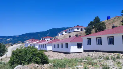 Teslim Edilmeden Çatladı, Köylü İcralık Oldu! Koyulhisar’daki Afet Konutlarında Tepki Büyüyor