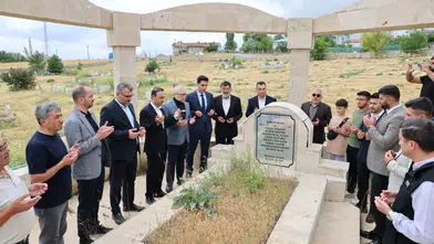 Sivas'ta Vali Şimşek'ten Aşık Ruhsati'nin Kabrine Ziyaret