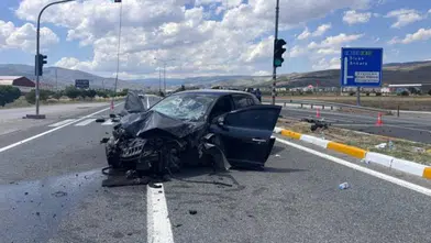 Sivas Yolunda Korkutan Kaza: Otomobil Direklere Çarptı