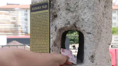 Sivas'taki Tarihi Sadaka Taşı Unutulmaya Yüz Tutuyor