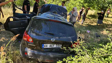 Malatya'da Feci Kaza! Lüks Otomobil Şarampole Uçtu, Sürücü Sıkıştı...