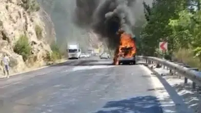 Karabel Yayla Yolu'nda Dehşet Anları! Alev Alev Yanan Araç Yolu Kilitledi