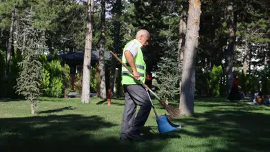 Sivas’ta Temizlik Görevlisinden Türkü Sürprizi: 67 Yaşında Dinleyenleri Mest Etti