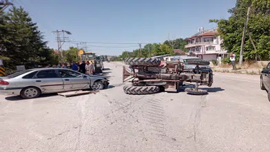 Otomobilin çarptığı traktör yan yattı