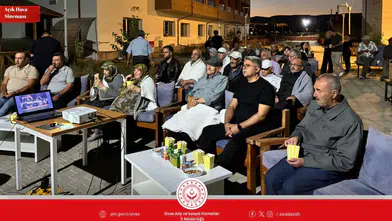 Sivas Huzurevinde Yeşilçam Nostaljisi: Açık Hava Sineması Etkinliği Düzenlendi