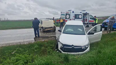 Çorum’da iki otomobil çarpıştı: 3 kişi yaralandı