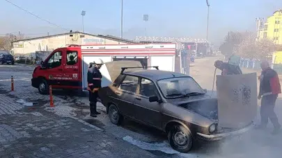Motor bölümünden yükselen duman aracı sardı