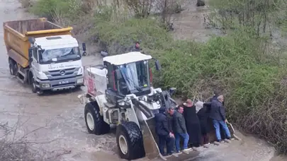 Sivas’ta Sel Yolları Kapattı: Cenazeye Kepçeyle Gittiler
