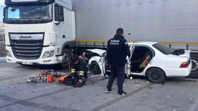 Sivas-Erzincan Kara Yolunda Tır ile Otomobil Çarpıştı