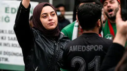 Sosyal Medya Bu Görüntüyü Konuşuyor: Kalabalığın Ortasında Bozkurt Selamı!