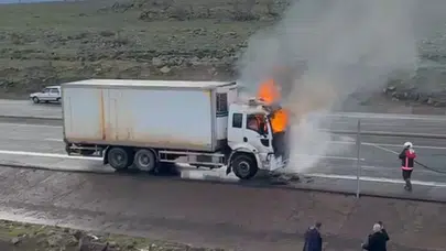 Bingöl’da yürekleri ağza getiren anlar! Kamyon bir anda alev aldı