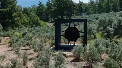 "Yılın En Trajikomik İhbarı: Muğla’da 'Uzaylı' Sanılan Devasa Nesne Sanat Eseri Çıktı"