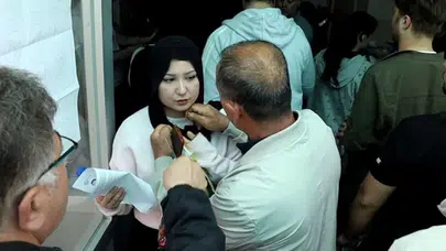Sivas’ta YKS Öncesi İlginç Anlar: İnci Kolyesini Çıkarmak İçin Kesmek Zorunda Kaldılar