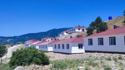 Teslim Edilmeden Çatladı, Köylü İcralık Oldu! Koyulhisar’daki Afet Konutlarında Tepki Büyüyor