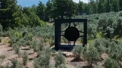 "Yılın En Trajikomik İhbarı: Muğla’da 'Uzaylı' Sanılan Devasa Nesne Sanat Eseri Çıktı"
