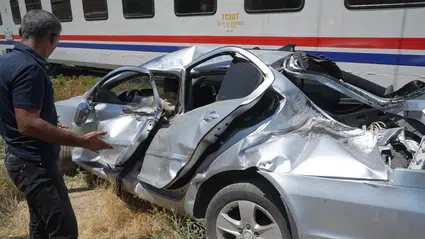 Muş'ta Hemzemin Geçitte Dehşet! Tren Otomobili Biçti: 3 Yaralı...