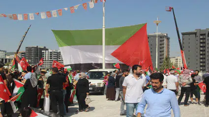 Şanlıurfa’da Filistin Konvoyuna Coşkulu Karşılama: Yüzlerce Kişi Sokağa Çıktı