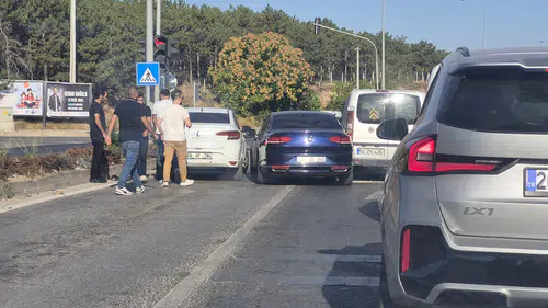 Eskişehir Odunpazarı'nda 3 Araçlı Trafik Kazası: Şans Eseri Yaralanan Olmadı