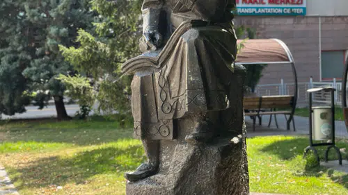 Biri İlim Biri Birlik Mesajı Veriyor: Kayseri ve Sivas'taki Heykellerin Anlamlı Hikayesi