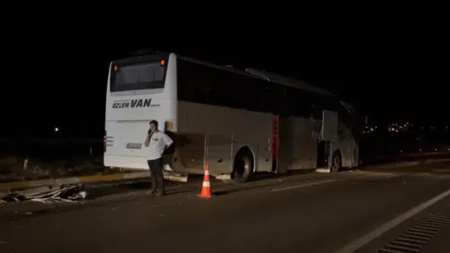 Sivas’ta Yolcu Otobüsü ile Otomobil Çarpıştı