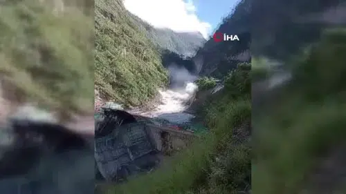 Nepal'de Ani Sel Dehşeti: 8 Can Kaybı, 13 Polis Memuru Kayıp