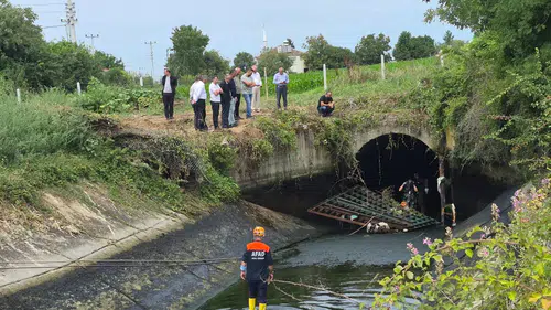 Bafra'da Otomobil Sulama Kanalına Uçtu: 1 Yaralı, Kayıp Sürücü Aranıyor