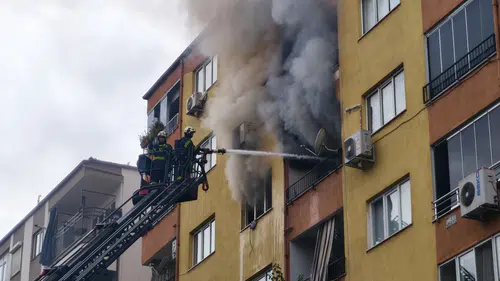 7 katlı apartmanda korku dolu anlar! 5. kattaki daire alevlere teslim oldu