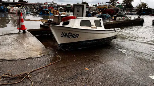 Karadeniz’de Fırtına Tekneleri Vurdu: 4 Tekne Sulara Gömüldü