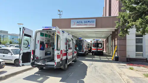 Besni’de Çatıdan 3 Metre Yükseklikten Düştü: Ağır Yaralandı