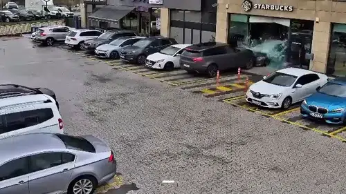 Çekmeköy’de Cip Önce Otomobile Çarptı Sonra Kafeye Girdi