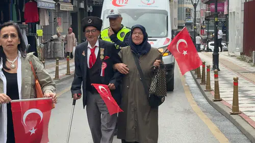 Kıbrıs Gazisi Yürümekte Zorlandı, Polis Hemen Yardımına Koştu