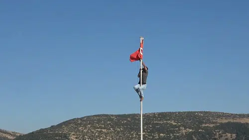Ravanda Kalesi'nde Bayrağı Düzelten Gence Vali Ömer Kalaylı'dan Ödül