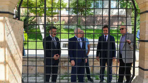 Vali Şimşek’ten Kadı Burhaneddin Ahmed’in Türbesine Ziyaret
