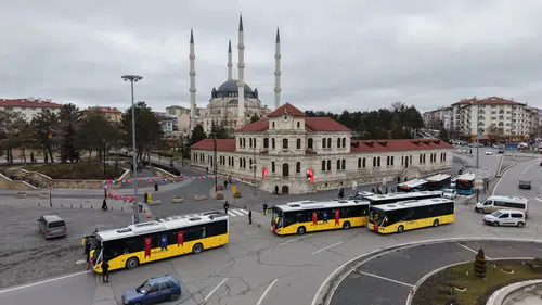 Emekliye Ücretsiz Ulaşımda Yeni Karar: Yaş Şartı Resmen Değişiyor