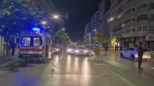 İnönü Bulvarı'nda Korkutan Kaza! İki Otomobil Kırmızı Işıkta Çarpıştı