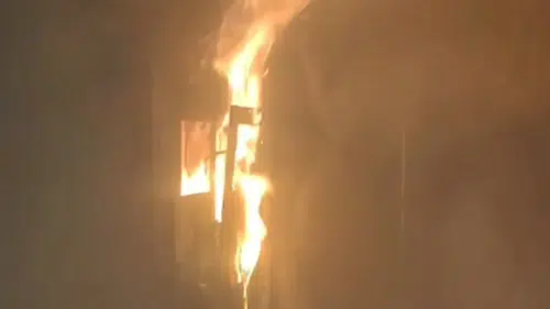 Apartmanın Elektrik Panosu Yandı, Alevler Binaya Sıçramadan Söndürüldü