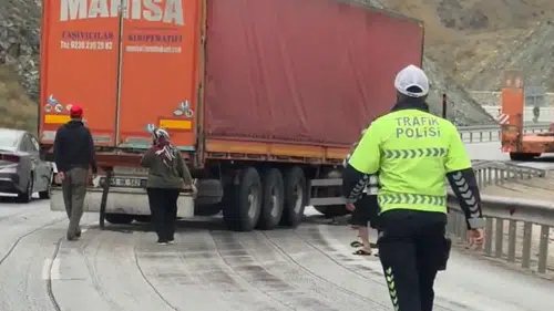 Sivas’ta Yola Çıkan Tır Bariyerlere Çarptı!
